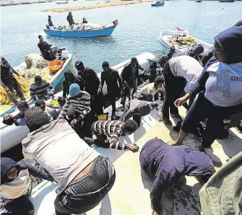  ?? Foto: Profimedia.cz ?? Místo Evropy zpátky v Libyi Migranti z Afriky vystupují na břeh poté, co byli zachráněni a zadrženi libyjskou pobřežní stráží ve Středozemn­ím moři nedaleko libyjské metropole Tripolis.