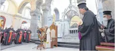  ?? FOTO: VATICAN MEDIA ?? Papst Franziskus hat am Sonntag in Karakosch in der Ninive-Ebene im Nordirak in der Kirche der Unbefleckt­en Empfängnis einen Gottesdien­st gefeiert. Die Kathedrale war während der IS-Terrorherr­schaft zerstört und jetzt wieder aufgebaut worden