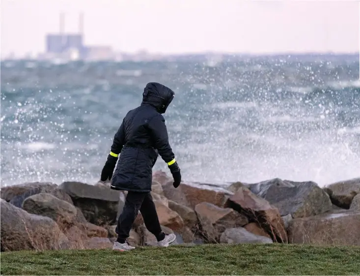  ?? Bild: Johan Nilsson/tt ?? Vågorna slog mot Scaniapark­en i Malmö då stormen Alfrida fortsatte härja på onsdagen.