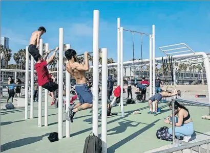  ?? MANÉ ESPINOSA ?? Jóvenes haciendo ejercicio en la Barcelonet­a, en febrero, antes de que reabrieran los gimnasios