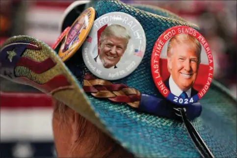  ?? ?? En Donald Trump-støtte baerer en cowboyhat med emblemer af den tidligere praesident ved et af Trump-staevne i Warren, Michigan, i lørdags.
Foto: Dieu-Nalio Chery/Reuters