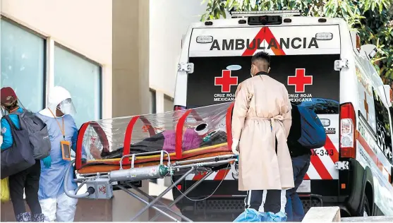  ?? JESÚS QUINTANAR ?? Una mujer es ingresada al Hospital General de la colonia Doctores en Ciudad de México.