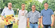  ?? FOTO: SCHÜTZEN ?? Bei der Spendenübe­rgabe: Präsident Frank Schreven, König Gerd Maskos und Minister Torben Maskos (v.l.) mit Stefanie Heggen vom Don-Bosco-Heim.