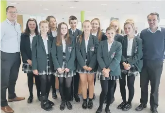  ??  ?? Pupils with Johnston Press North East’s managing editor Gavin Foster, left, and communitie­s content reporter Peter French, right.