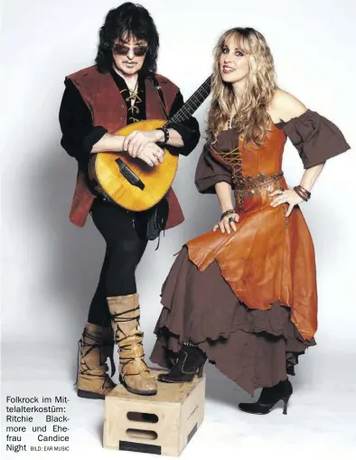  ?? BILD: Ear Music ?? Folkrock im Mittelalte­rkostüm: Ritchie Blackmore und Ehefrau Candice Night