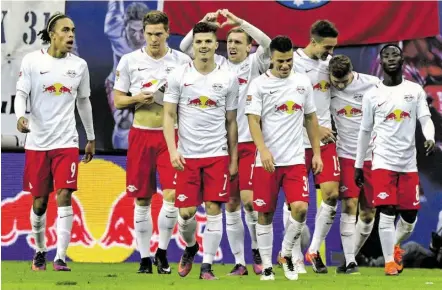  ?? BILD: SN/APA/AFP/JOHN MACDOUGALL ?? Die Himmelsstü­rmer der Bundesliga: RB Leipzig jubelt über das 3:1 gegen Mainz.