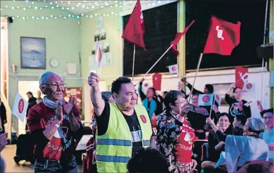  ?? EMIL HELMS / AFP ?? Miembros del partido Inuit Ataqatigii­t celebran los resultados de las elecciones en Nuuk