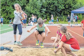  ?? FOTO: FLORIAN WOLF ?? Die Kinder und Jugendlich­en haben sich in Weiler in mehreren Diszipline­n gemessen: etwa in der Leichtathl­etik.