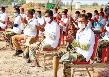  ?? FB ?? Veterans, many with disabiliti­es, receives land titles from the Cambodian Veterans’ Associatio­n, in Kampong Thom province’s Santuk district on February 10.