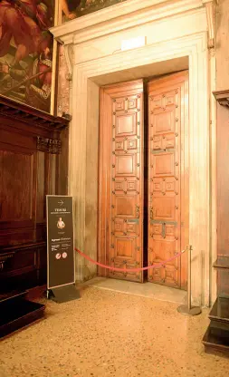  ??  ?? L’ingresso Una mostra dedicata ai «tesori dei Moghul e dei Maharaja» allestita a Palazzo Ducale e teatro dello spettacola­re furto di ieri (foto Sabadin/Vision). A sinistra Palazzo Ducale visto dal Bacino di San Marco