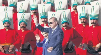  ??  ?? Turski predsjedni­k Erdogan sa suprugom Emine proslavio je u nedjelju 563. obljetnicu osvajanja Carigrada