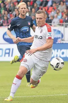  ?? FOTO: WOLFF ?? Stürmer Rouwen Hennings arbeitet hart für die Mannschaft, läuft aber seit Oktober einem Treffer hinterher. Hinten Heidenheim­s Sebastian Griesbeck.