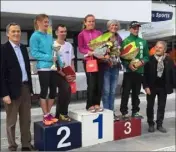  ??  ?? Le podium des  km, messieurs et dames.