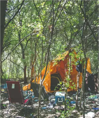  ?? ASHLEY FRASER FILES ?? One tent is remained last August at the site of a former “tent city” near the Bayview LRT station The number of encampment­s across Canada soared during the pandemic.