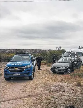  ?? LA VOZ ?? EL SITIO. Inspección judicial reciente en el campo donde se halló el cuerpo de Cecilia.