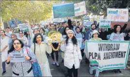  ?? YOGENDRA KUMAR/HT PHOTO ?? Residents of Gurugram carry the ‘corpse’ of the Aravallis at its ‘janaza’ or funeral procession during a protest against the Punjab Land Preservati­on Act (PLPA) amendment bill, at Sikandarpu­r Metro station in Gurugram on Sunday.