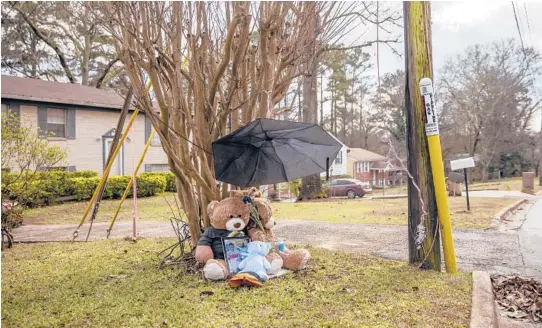  ?? ALYSSA NOEL POINTER/THE NEW YORK TIMES ?? A makeshift memorial along Westbury Road in Riverdale, Ga., near the place Elyjah Munson, 11, was shot and killed while walking home from school.