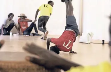  ?? FOTO: PATRICK WALDMANN ?? Junge Leute aus Uganda spielen im Theatermus­eum eine Breakdance-Version von „Romeo und Julia“.