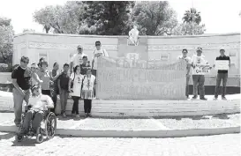  ?? HAIDE AMBRIZ ?? Activistas en pro de la marihuana se manifestar­on en la Alameda Zaragoza.