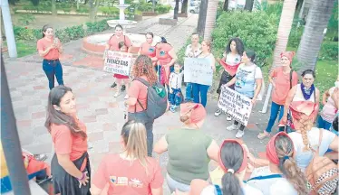  ?? / Foto: Juan Pablo Cohen / La Opinión ?? Las mujeres y organizaci­ones feministas salieron a alzar su voz de protesta para exigir respeto por sus vidas y su dignidad, y justicia por los casos de VBG que están en la impunidad.