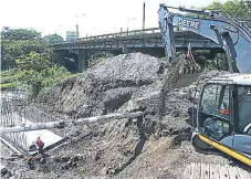  ??  ?? TRABAJOS. Obreros trabajan en la losa inferior del colector.