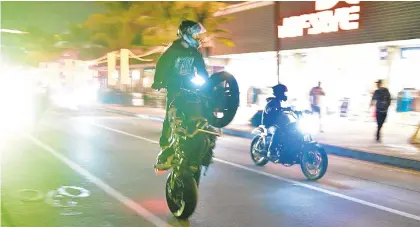  ?? MICHAEL LAUGHLIN/SOUTH FLORIDA SUN SENTINEL ?? Groups of motorcycli­sts defy local traffic laws Jan. 7 in Fort Lauderdale, Florida.