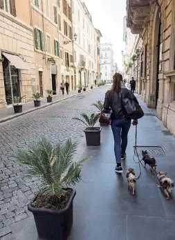  ??  ?? Fontanella Borghese A passeggio solamente pedoni (e cani)