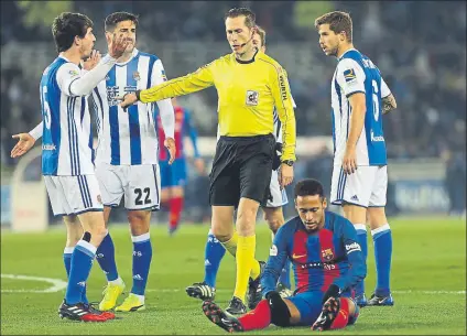  ?? FOTO: PEP MORATA ?? González González señala el claro penalti de Elustondo a Neymar No vio dos más: uno al propio Ney y otro por manos de Navas