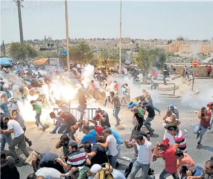  ?? REUTER ?? Enfrentami­entos. La policía israelí reprimió con gases y balas de goma en la ciudad vieja de Jerusalén.