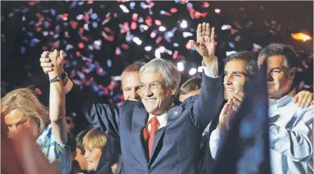  ?? |EFE ?? Cientos de personas acompañaro­n el festejo oficial de la candidatur­a de Sebastián Piñera tras la elección que ayer le convirtiò en presidente