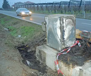  ??  ?? Incendiato Quello che restava di un autovelox a Rovigo: casi analoghi continuano ad avvenire in varie zone del Veneto