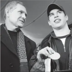  ?? PIERRE OBENDRAUF GAZETTE FILE PHOTO ?? Blair Mackasey with Sidney Crosby, showing off the gold medal he won as part of the Team Canada junior squad that defeated the Russians in January 2006.