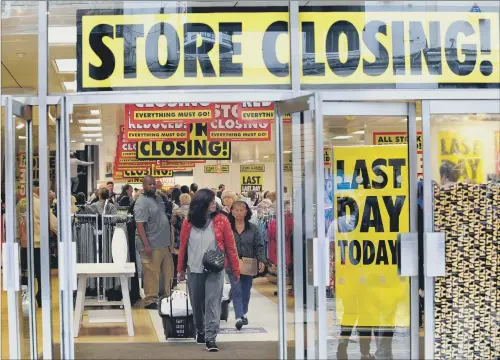  ?? PICTURE: SIMON HULME. ?? HIGH STREET FAREWELL: A last minute hunt for bargains on the last day of trading for the BHS store on Coney Street, York.