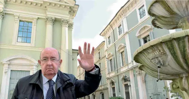  ??  ?? A fianco Gianni Prandini nei pressi del suo studio di via Cavour in città, custodia dei ricordi (Foto LaPresse / Cavicchi). Prandini era nato a Calvisano, in una famiglia contadina, il 22 gennaio 1940. Si è spento ieri mattina alle 5 nella casa di...