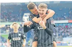  ?? FOTO: LEHMANN ?? SVE-Stürmer Nick Woltemade bejubelt mit Manuel Feil eines seiner beiden Tore gegen den MSV Duisburg.