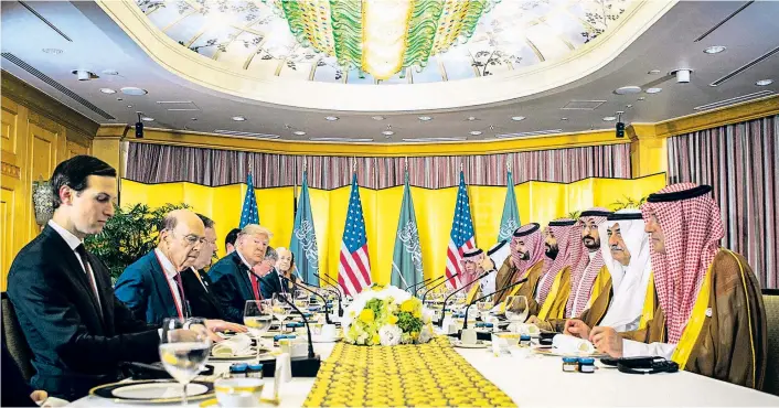  ??  ?? Regierungs­vertreter der USA (links) und Saudi-Arabiens (rechts) am Verhandlun­gstisch am Rande des G20-Gipfels im Juni. Ein gemeinsame­r Nenner ist der Feind Iran.