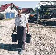  ?? FOTO: BÜNCK ?? Michael Sperento aus dem Dorf Biesti in Moldau muss jeden Tag Wasser vom Brunnen nach Hause schleppen. Auf dem Land ist das in der kleinen Republik keine Ausnahme.