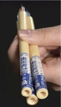  ??  ?? Right: Glass pens with traditiona­l bamboo barrels