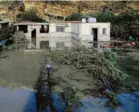  ?? Guglielmo Mangiapane/reuters ?? Casa inundada em Casteldacc­ia, perto de Palermo; chuvas provocam o transborda­mento de vários rios