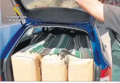  ?? E. S. ?? Fardos de hachís, en uno de los coches usados por la organizaci­ón de narcotrafi­cantes.