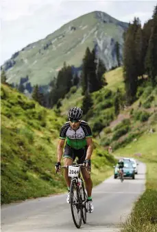  ??  ?? Right: The last 500 metres of the Col du Mittelberg are fairly flat, but the end of the timed section necessitat­es a last-ditch sprint
Left: Twenty kilometres into a headwind through the Saane valley strings out the peloton and causes some riders to...