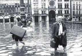  ??  ?? Passerelle e gondole Due scatti degli Anni 60. Sopra, acqua alta in piazza San Marco. A sinistra, un corteo di barche durante una festa religiosa