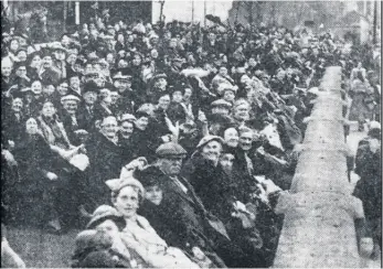  ?? Picture: Philip Curtis ?? Pensioners outside Monkwearmo­uth Station, ready for their singalong.