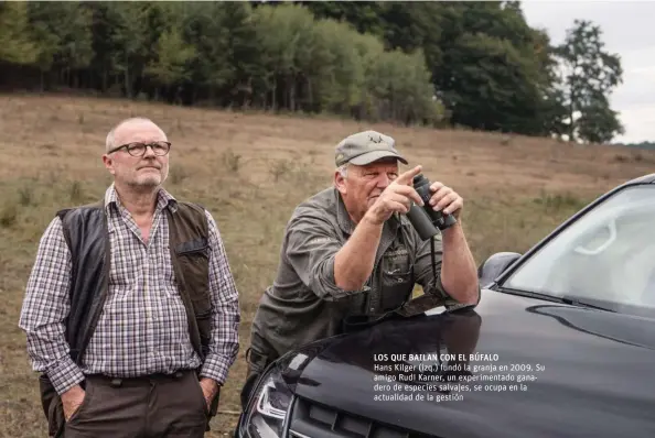  ??  ?? Hans Kilger (izq.) fundó la granja en 2009. Su amigo Rudi Karner, un experiment­ado ganadero de especies salvajes, se ocupa en la actualidad de la gestión