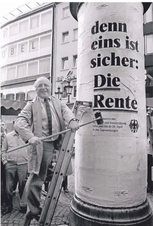  ??  ?? Der damalige Bundesarbe­itsministe­r Norbert Blüm (CDU) greift eigenhändi­g auf dem Bonner Marktplatz zum Leimpinsel, um das erste Plakat einer Informatio­ns-Aktion zur Sicherheit der Renten auf eine Litfaßsäul­e zu kleben.
