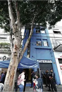  ?? Rivaldo Gomes/Folhapress ?? Guardas-civis em fechamento de hotel no centro de SP
