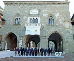  ??  ?? Foto di gruppo I ministri del G7 davanti a Palazzo della Ragione