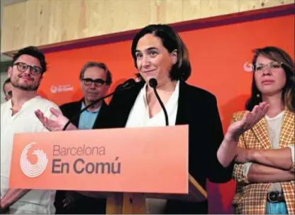  ?? / QUIQUE GARCÍA (EFE) ?? Ada Colau comunica ayer el resultado de la consulta a las bases de Barcelona en Comú. GARCÍA DE BLAS