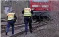  ?? DPA ?? Polizisten untersuche­n die Bahnstreck­e und die Unglückslo­k.