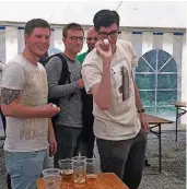  ?? FOTO: JANJ ?? Die beiden 24Jährigen Dennis und André aus Brüggen gehörten zu den 95 Mannschaft­en, die beim Summer-Beer-Pong in Hinsbeck gegeneinan­der antraten.